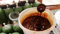 Es cendol yang dijualnya itu diproduksi sendiri secara rumahan.
