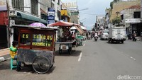 Agar menarik perhatian para pengguna jalan, tak jarang mereka harus melambaikan sebelah tangannya sambil menawarkan cendol kepada pengendara itu. 
