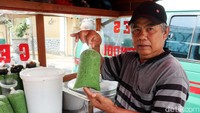 Setelah ada pelonggaran aturan COVID-19, pembeli es cendol mulai menggeliat lagi. 