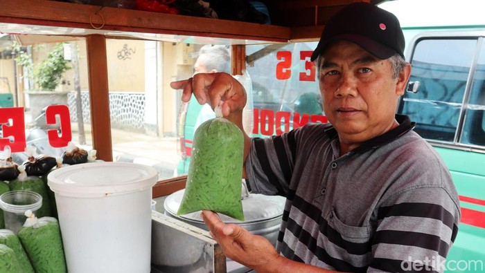 Momen bulan Ramadan dimanfaatkan para penjual Es Cendol Elizabeth musiman untuk meraup cuan. Mereka berjualan di sepanjang Jalan Otista, Kota Bandung, Jawa Barat.