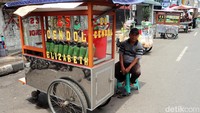 Para pedagang menjajakan Es Cendol Elizabeth di sepanjang Jalan Otista, Kota Bandung, Jawa Barat, Kamis (7/4/2022).