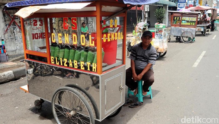 Ramadan, Pedagang Es Cendol Bandung Raup Untung Momen bulan Ramadan dimanfaatkan para penjual Es Cendol Elizabeth musiman untuk meraup cuan. Mereka berjualan di sepanjang Jalan Otista, Kota Bandung, Jawa Barat.