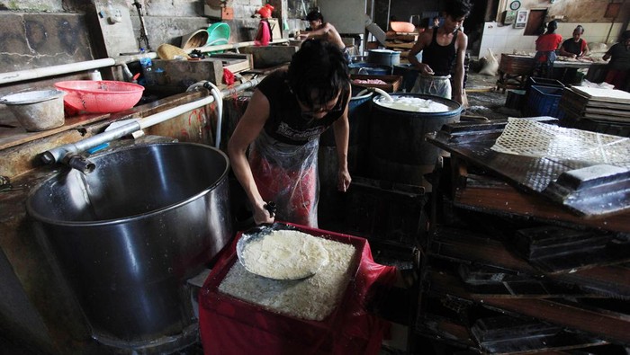 Ramadan, Produksi Tahu Meningkat Pekerja membuat tahu di rumah industri tahu di Jalan Swadaya, Lebak Bulus, Jakarta, Kamis (7/4/2022). Pemilik usaha mengatakan produksi tahu pada bulan Ramadhan tahun ini meningkat lima hingga 10 persen dari hari biasa, seiring meningkatnya permintaan masyarakat untuk kebutuhan bulan puasa. ANTARA FOTO/Reno Esnir/wsj.