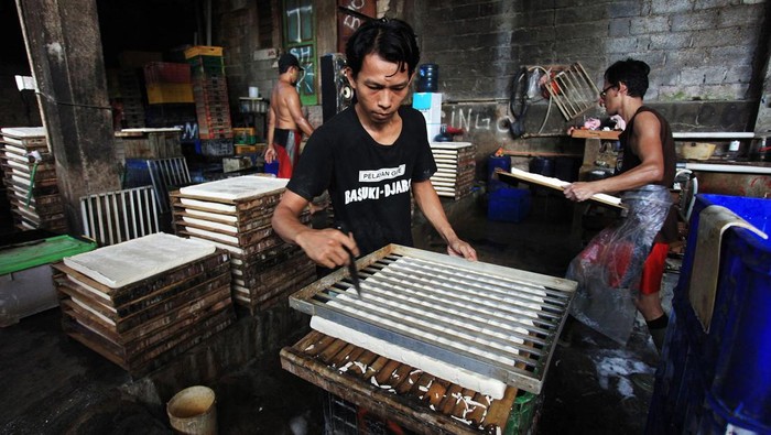 Pekerja membuat tahu di rumah industri tahu di Jalan Swadaya, Lebak Bulus, Jakarta, Kamis (7/4/2022). Pemilik usaha mengatakan produksi tahu pada bulan Ramadhan tahun ini meningkat lima hingga 10 persen dari hari biasa, seiring meningkatnya permintaan masyarakat untuk kebutuhan bulan puasa. ANTARA FOTO/Reno Esnir/wsj.