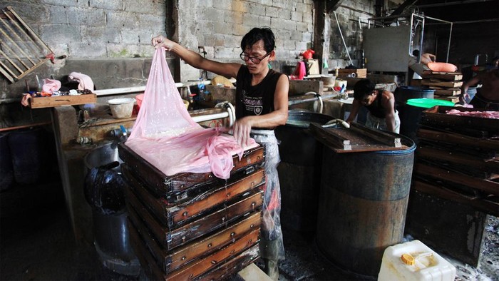 Ramadan, Produksi Tahu Meningkat Pekerja membuat tahu di rumah industri tahu di Jalan Swadaya, Lebak Bulus, Jakarta, Kamis (7/4/2022). Pemilik usaha mengatakan produksi tahu pada bulan Ramadhan tahun ini meningkat lima hingga 10 persen dari hari biasa, seiring meningkatnya permintaan masyarakat untuk kebutuhan bulan puasa. ANTARA FOTO/Reno Esnir/wsj.