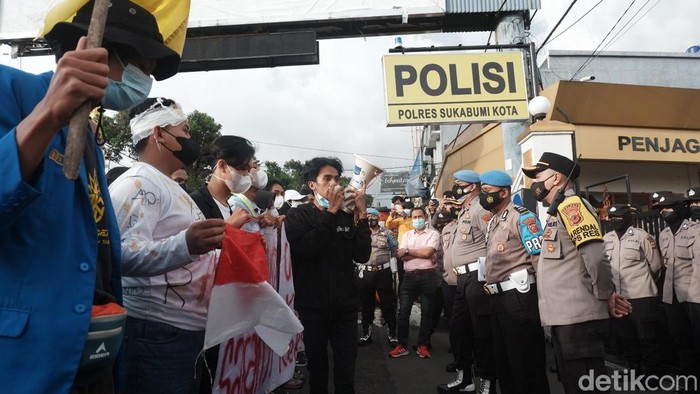 Ratusan mahasiswa yang tergabung dalam Pergerakan Mahasiswa Islam Indonesia (PMII) melakukan aksi unjuk rasa di depan Markas Polres Sukabumi Kota. Mereka menuntut terkait adanya dugaan tindak kekerasan pada salah satu kader PMII saat demo pekan lalu, Jumat (1/4/2022) di gedung DPRD Kota Sukabumi.
