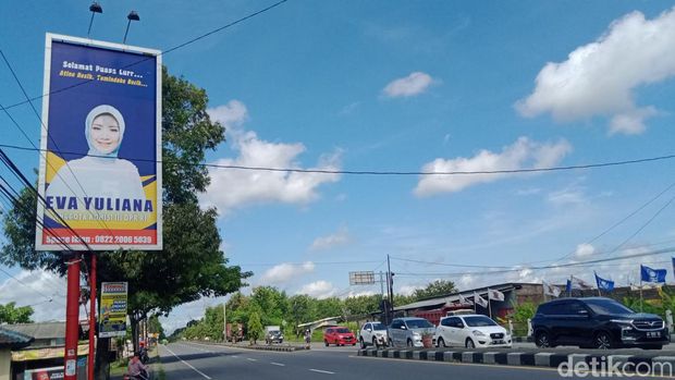 Reklame para politikus mulai marak dipasang di jalan Jogja-Solo, Klaten, Kamis (7/4/2022).