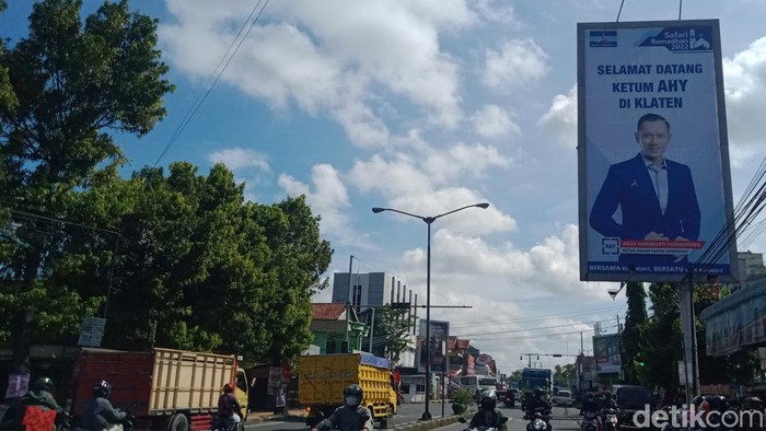 Reklame para politikus mulai marak dipasang di jalan Jogja-Solo, Klaten, Kamis (7/4/2022).