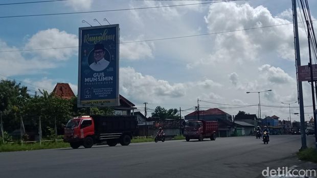 Reklame para politikus mulai marak dipasang di jalan Jogja-Solo, Klaten, Kamis (7/4/2022).