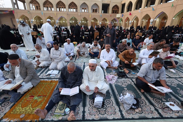 RELIGION-RAMADAN/IRAQ Umat muslim salat berjamaah di Masjid Al Sahlah, Kufa, Irak, Selasa (5/4/2022), Masjid tersebut dibangun pada permulaan kalender hijriyah. Masih terawat hingga saat ini.