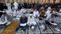 Umat Islam membaca Al-Quran dan memperbanyak amalan puasa di Masjid Al Sahlah, Kufa, Irak,