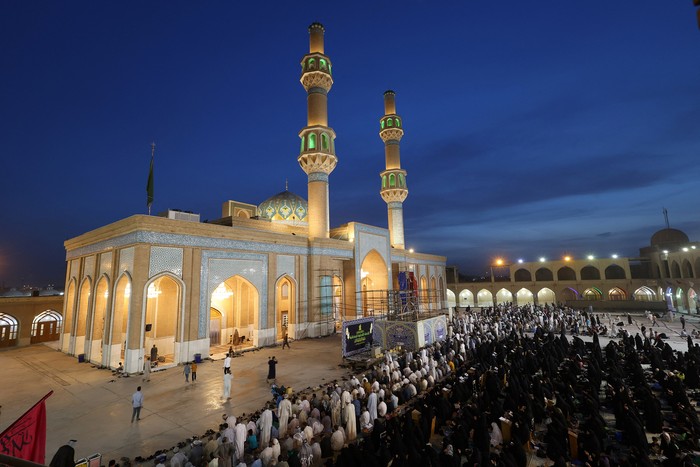 RELIGION-RAMADAN/IRAQ Umat muslim salat berjamaah di Masjid Al Sahlah, Kufa, Irak, Selasa (5/4/2022), Masjid tersebut dibangun pada permulaan kalender hijriyah. Masih terawat hingga saat ini.