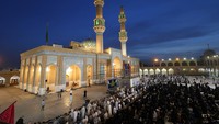 Umat muslim salat berjamaah di Masjid Al Sahlah, Kufa, Irak, Selasa (5/4/2022). Menurut berbagai sumber, masjid tersebut dibangun pada abad pertama Hijriyah oleh kabilah Arab Kufah. Masjid terus mengalami perbaikan hingga saat ini.