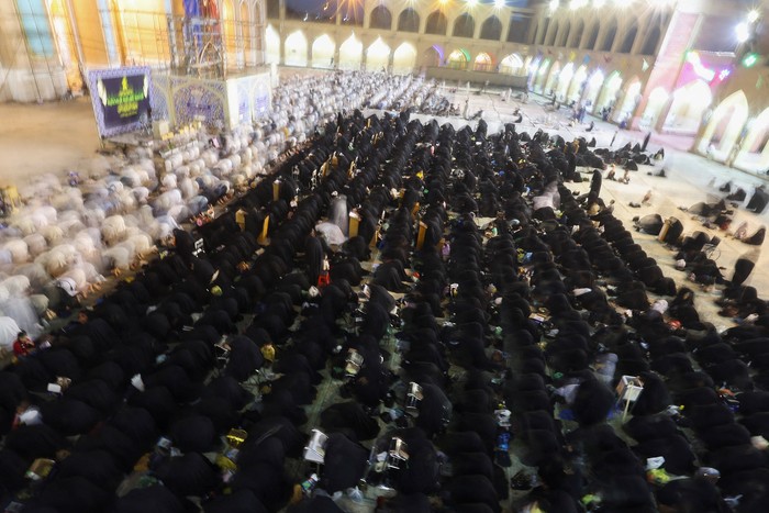 RELIGION-RAMADAN/IRAQ Umat muslim salat berjamaah di Masjid Al Sahlah, Kufa, Irak, Selasa (5/4/2022), Masjid tersebut dibangun pada permulaan kalender hijriyah. Masih terawat hingga saat ini.
