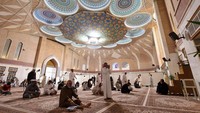 Interior Masjid Al Sahlah yang dipenuhi detil dan permainan cahaya yang apik.