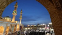 Masjid ini berada tak jauh dari Masjid Agung Kufa, salah satu masjid keramat bagi kaum Syiah. Masjid Al Sahlah Kufa berjarak 160 km arah selatan Ibu Kota Baghdad.