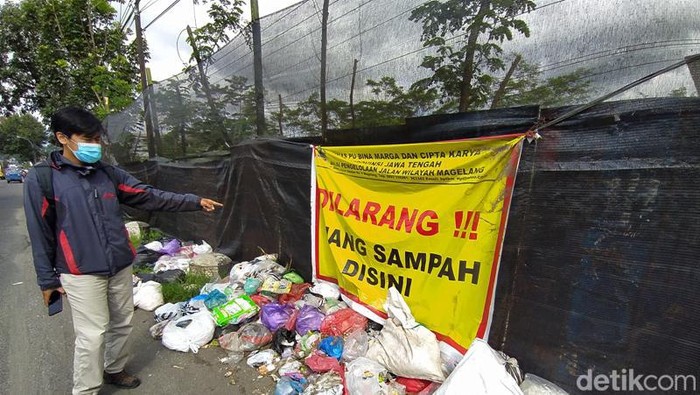 Tumpukan smpah di eks TPS Setro, Magelang, Kamis (7/4/2022).