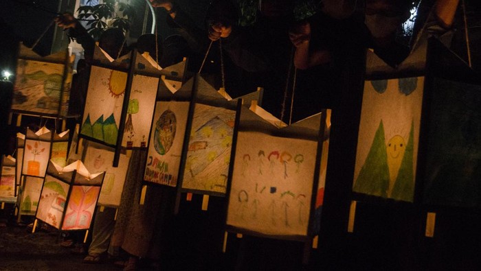 Anak-anak melihat lentera damar kurung sebelum pawai Sariak Layung Damar Kurung di Bandung, Jawa Barat, Rabu (6/4/2022) malam. Kegiatan yang diinisiasi oleh pelaku budaya asal Gresik Novan Effendy tersebut merupakan edukasi serta memperkenalkan tradisi cahaya damar kurung kepada warga Bandung saat Ramadhan sebagai salah satu kekayaan warisan budaya di Indonesia yang berasal dari Gresik. ANTARA FOTO/Novrian Arbi/rwa.