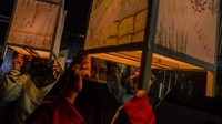 Dalam kegiatan pawai itu, setidaknya ada sekitar 50 lebih anak-anak dan ibu-ibu yang terlihat sangat antusias berkeliling dan membawa damar kurung. 