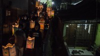 Warga membawa lentera damar kurung saat pawai Sariak Layung Damar Kurung di Bandung, Jawa Barat, Rabu (6/4/2022) malam.  