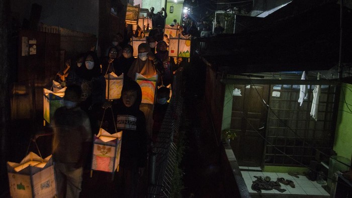 Anak-anak melihat lentera damar kurung sebelum pawai Sariak Layung Damar Kurung di Bandung, Jawa Barat, Rabu (6/4/2022) malam. Kegiatan yang diinisiasi oleh pelaku budaya asal Gresik Novan Effendy tersebut merupakan edukasi serta memperkenalkan tradisi cahaya damar kurung kepada warga Bandung saat Ramadhan sebagai salah satu kekayaan warisan budaya di Indonesia yang berasal dari Gresik. ANTARA FOTO/Novrian Arbi/rwa.