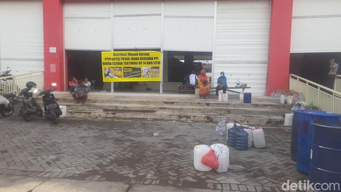 Sejumlah pengantre minyak goreng curah di Pasar Johar Semarang masih menunggu agenda operasi pasar.