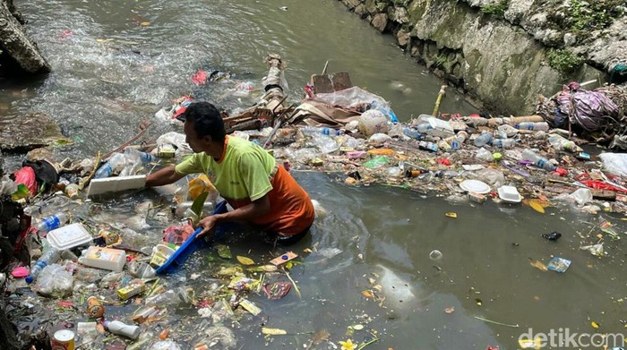 Semangat Bersihkan Sampah di Kali Meski Tengah Berpuasa Meski menjalankan ibadah puasa, sejumlah petugas yang tergabung dalam Unit Pelayanan Kerja (UPK) Badan Air Dinas Lingkungan Hidup DKI Jakarta, tetap semangat membersihkan sampah yang berada Kali Podek, Kecamatan Tebet, Jakarta, Kamis (7/4/2022).