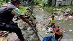 Semangat Bersihkan Sampah Sungai Meski Tengah Berpuasa