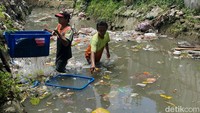 Matahari terik, bau tak sedap, serta dalam keadaan berpuasa, menjadi tantangan tersendiri.   
