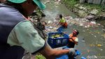 Semangat Bersihkan Sampah Sungai Meski Tengah Berpuasa