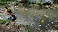 Sampah yang menumpuk membuat kondisi Kali Podek tampak memprihatinkan.  