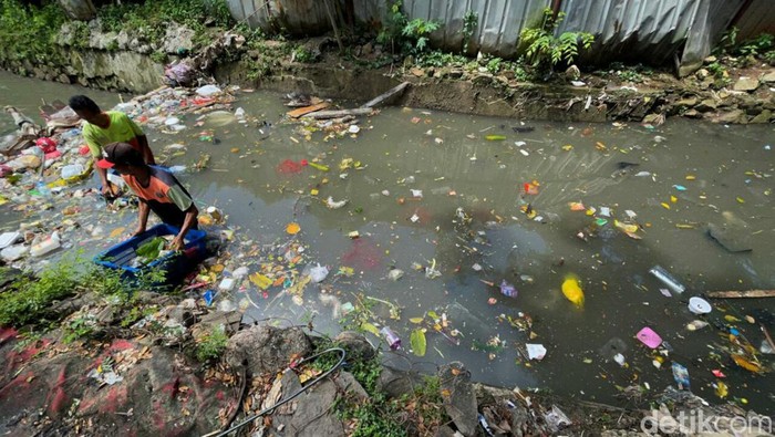 Meski menjalankan ibadah puasa, sejumlah petugas yang tergabung dalam Unit Pelayanan Kerja (UPK) Badan Air Dinas Lingkungan Hidup DKI Jakarta, tetap semangat membersihkan sampah yang berada Kali Podek, Kecamatan Tebet, Jakarta, Kamis (7/4/2022).