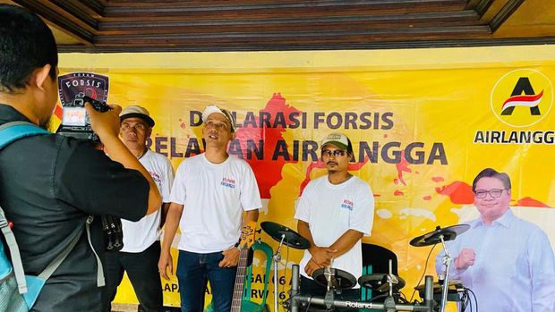 Seniman musik dan budaya Betawi yang tergabung dalam Forsis deklarasi mendukung Airlangga Hartarto maju jadi capres 2024, di Lapangan Biru Bojong Gede, Kabupaten Bogor, Jawa Barat, Rabu (7/4/2022).