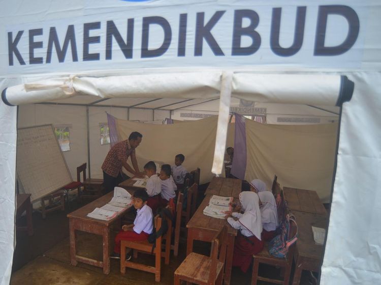 Siswa Terdampak Gempa Pasaman Barat Belajar di Sekolah Darurat