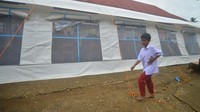Seorang siswa melintas di dekat tenda darurat untuk belajar di SDN 02 Kecamatan Talamau, Nagari Kajai, Kabupaten Pasaman Barat, Sumatera Barat.