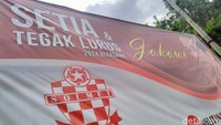 Spanduk bertuliskan Setia dan Tegak Lurus 2024 bersama Jokowi.