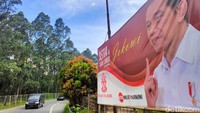 Begini penampakan spanduk Jokowi yang mejeng di kawasan Jalan MH Thamrin, Kota Tangerang, Kamis (7/4/2022).