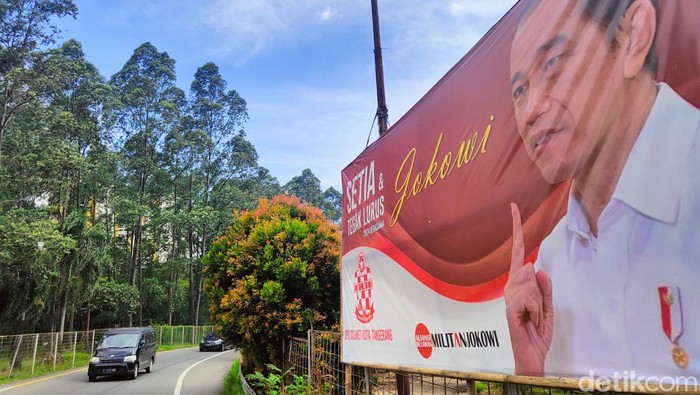 Spanduk 2024 Dukung Jokowi Mejeng di Tangerang Sebuah spanduk 2024 dukung Jokowi terpampang di kawasan Jalan MH Thamrin, Kota Tangerang, Kamis (7/4/2022).