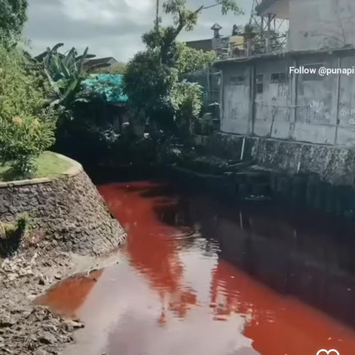 Sungai di Kota Denpasar berubah warna menjadi merah