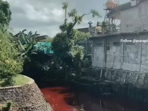 Heboh Air Sungai di Denpasar Berubah Warna Merah