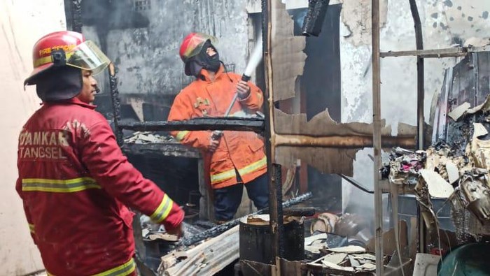 Warung bakso di wilayah Bintaro, Tangerang Selatan (Tangsel), terbakar karena dipicu adanya tabung gas yang bocor. Kerugian akibat kebakaran itu diperkirakan mencapai puluhan juta rupiah.