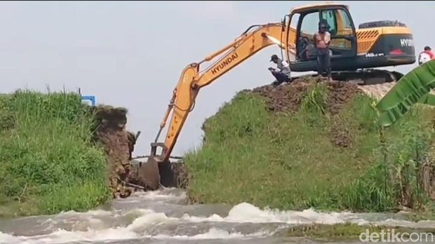 Tanggul Waduk Rancang yang jebol merendam jalan desa, permukiman, dan persawahan warga di empat dusun Desa Rancangkenongo.