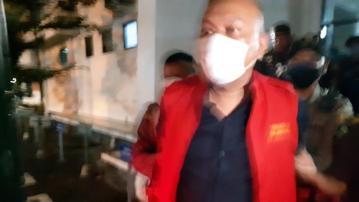 Tersangka IF saat dibawa ke mobil tahanan untuk dibawa ke Rutan Pandeglang (Foto: Bahtiar Rifai/Detikcom)