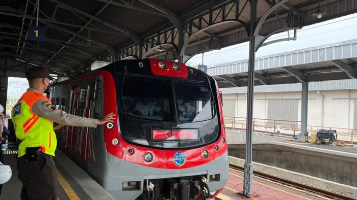 Uji coba perjalanan KRL dari Solo Balapan menuju Palur.