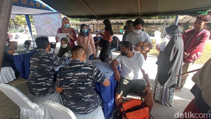 Vaksin di Stasiun Pasar Senen, Kamis (7/4/2022)