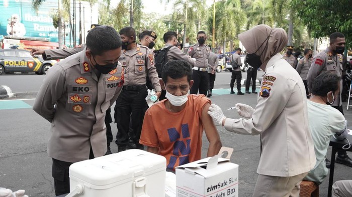 Vaksinasi sore hari di alun-alun, hari pertama, Rabu (6/4/2022) sore