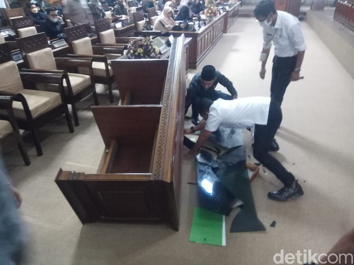 Viral anggota DPRD Kuningan jungkalkan meja saat sidang paripurna berlangsung