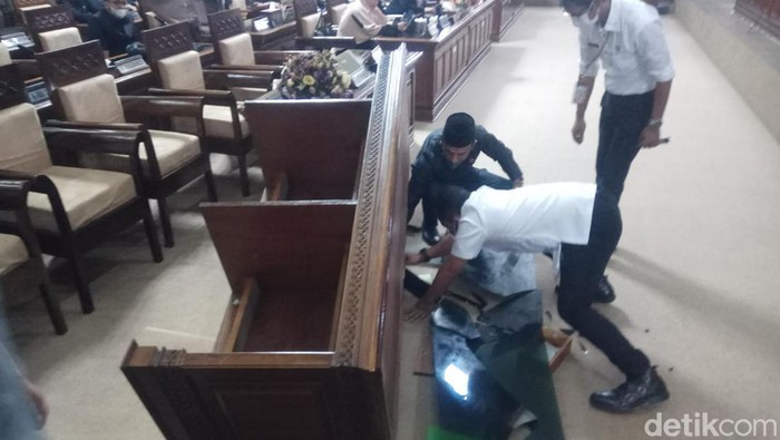 Viral anggota DPRD Kuningan jungkalkan meja saat sidang paripurna berlangsung
