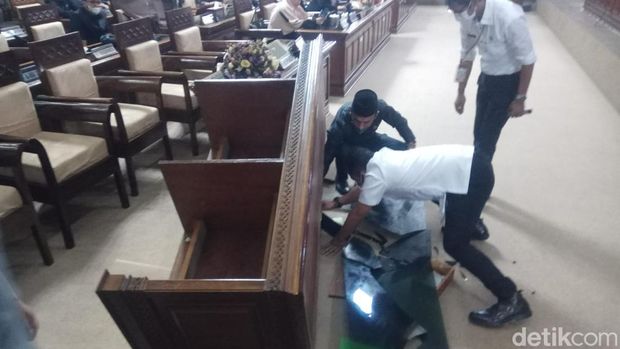 Viral anggota DPRD Kuningan jungkalkan meja saat sidang paripurna berlangsung