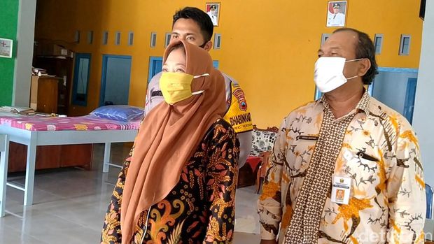 Viral Sejoli ABG bermesraan depan perumahan di Pekalongan, Kamis (7/4/2022). Pemdes dan bhabinkamtibmas turun tangan mengecek ke lokasi.